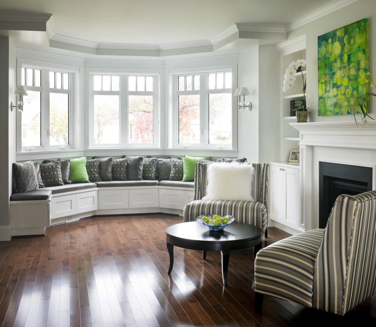 Красный полукруглый диван