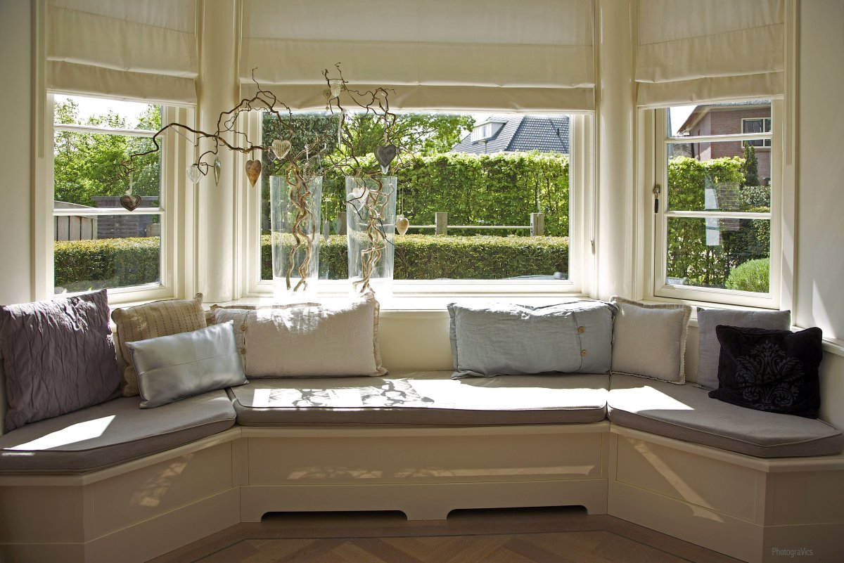 Диван у окна в эркере