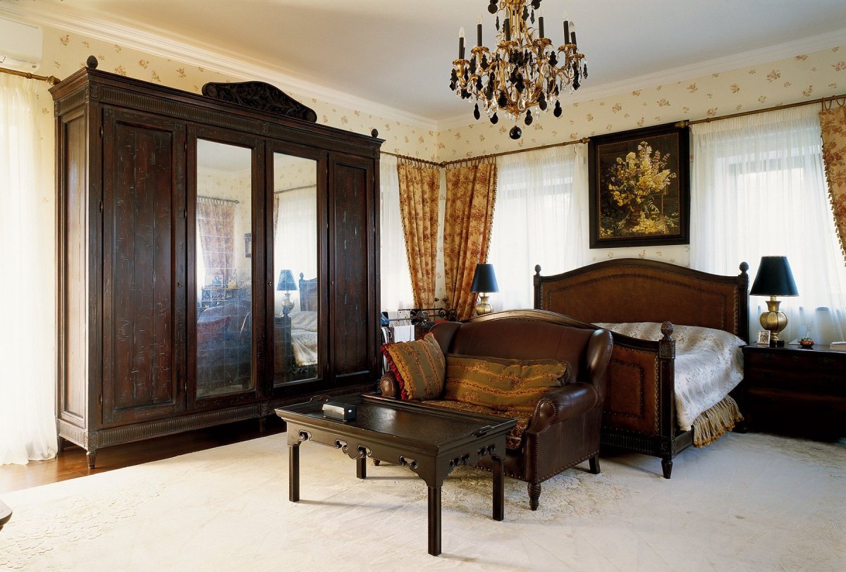 Спальня в классическом стиле в темных тонах