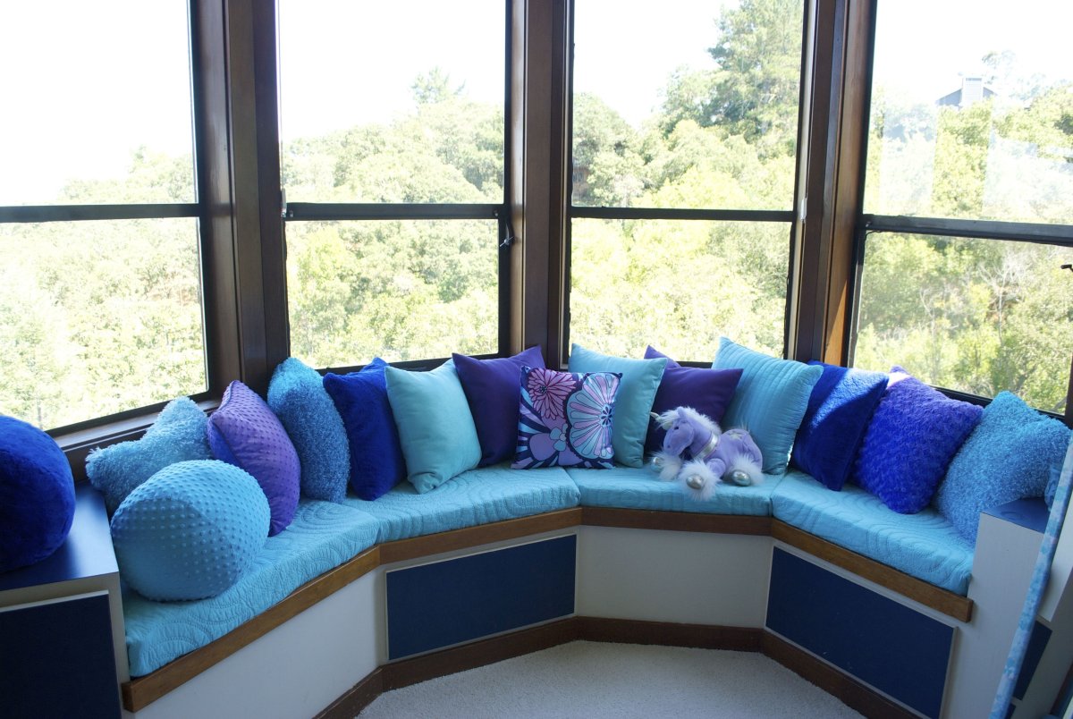 Диван в эркер в гостиную