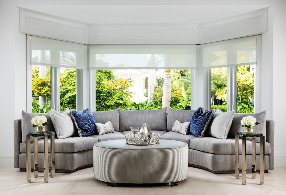 Гостиная с полукруглым диваном