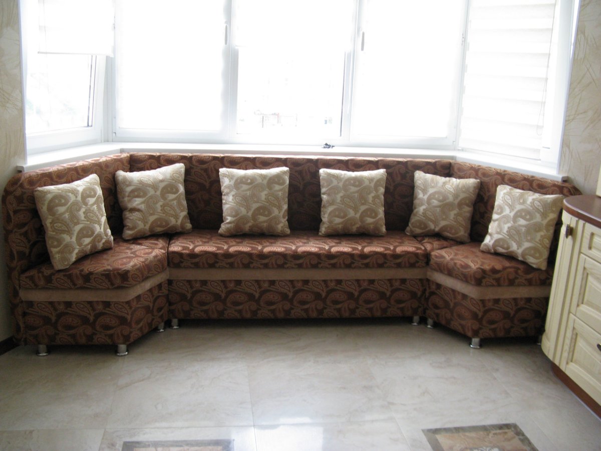 Полукруглый диван в эркере