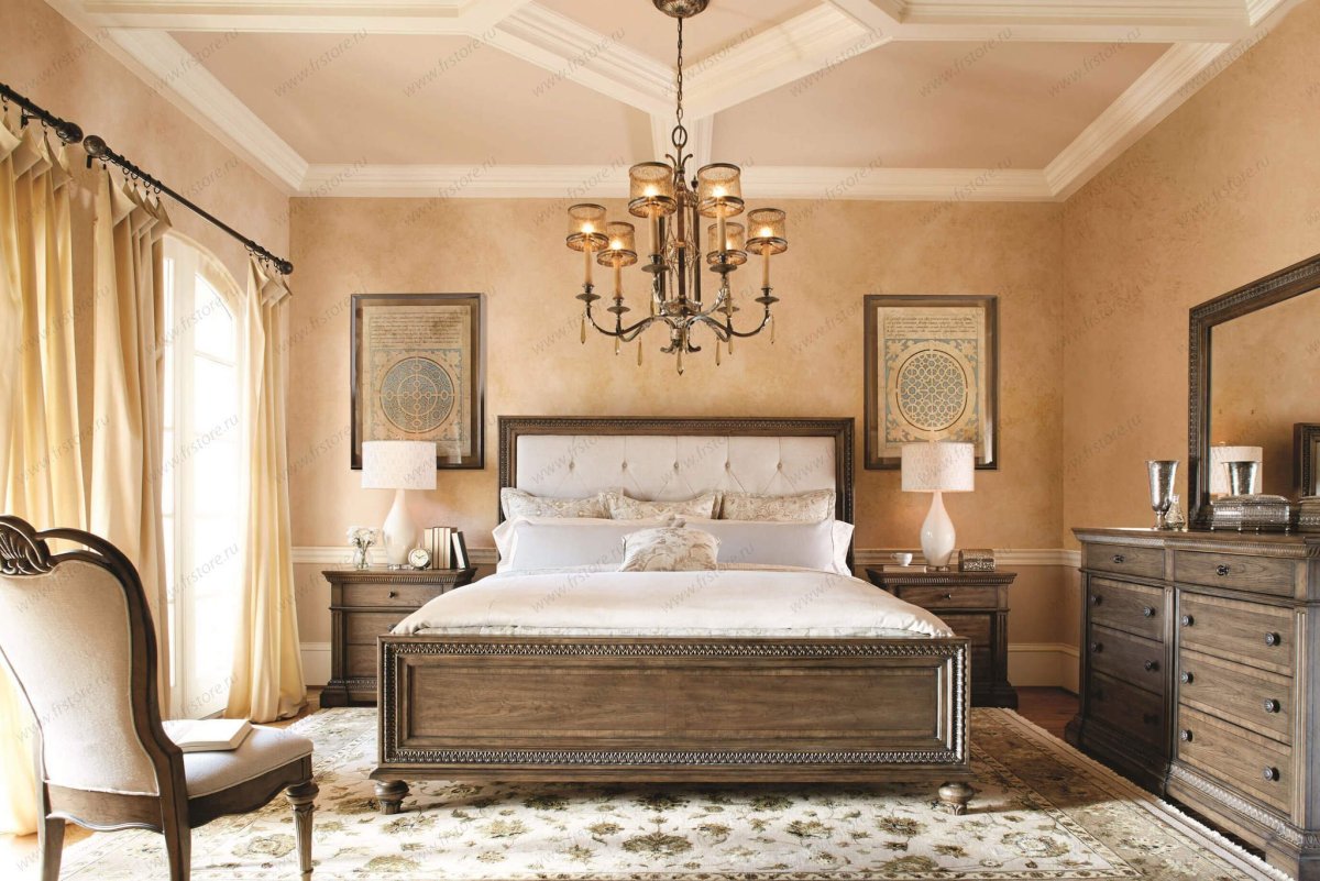 Спальня в классическом стиле с темной мебелью