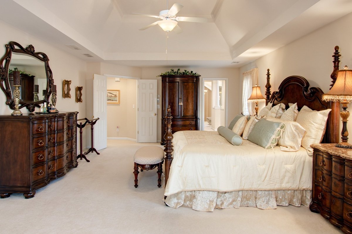 Спальня в классическом стиле с темной мебелью