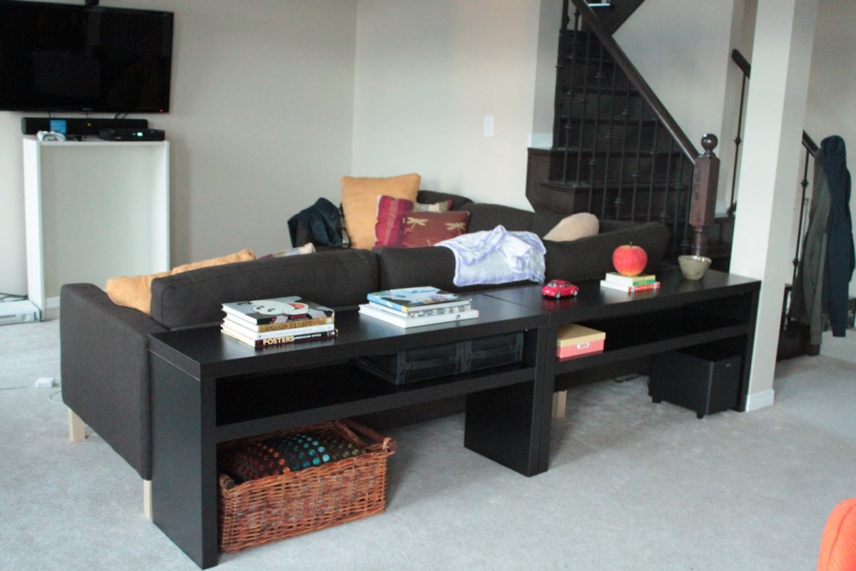 Консольный столик за диваном