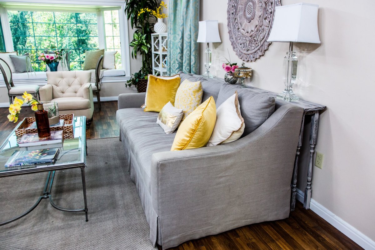 Консоль за диваном в гостиной