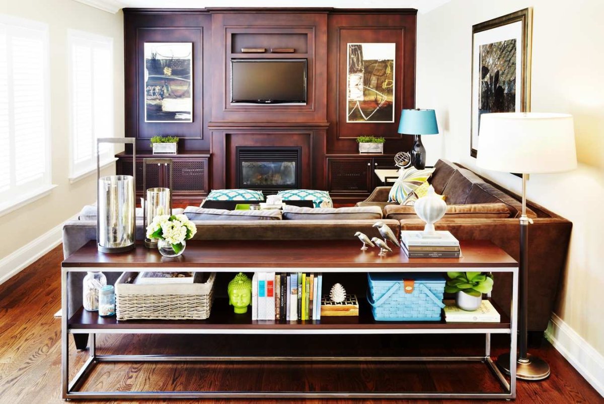 Барная стойка за диваном в гостиной