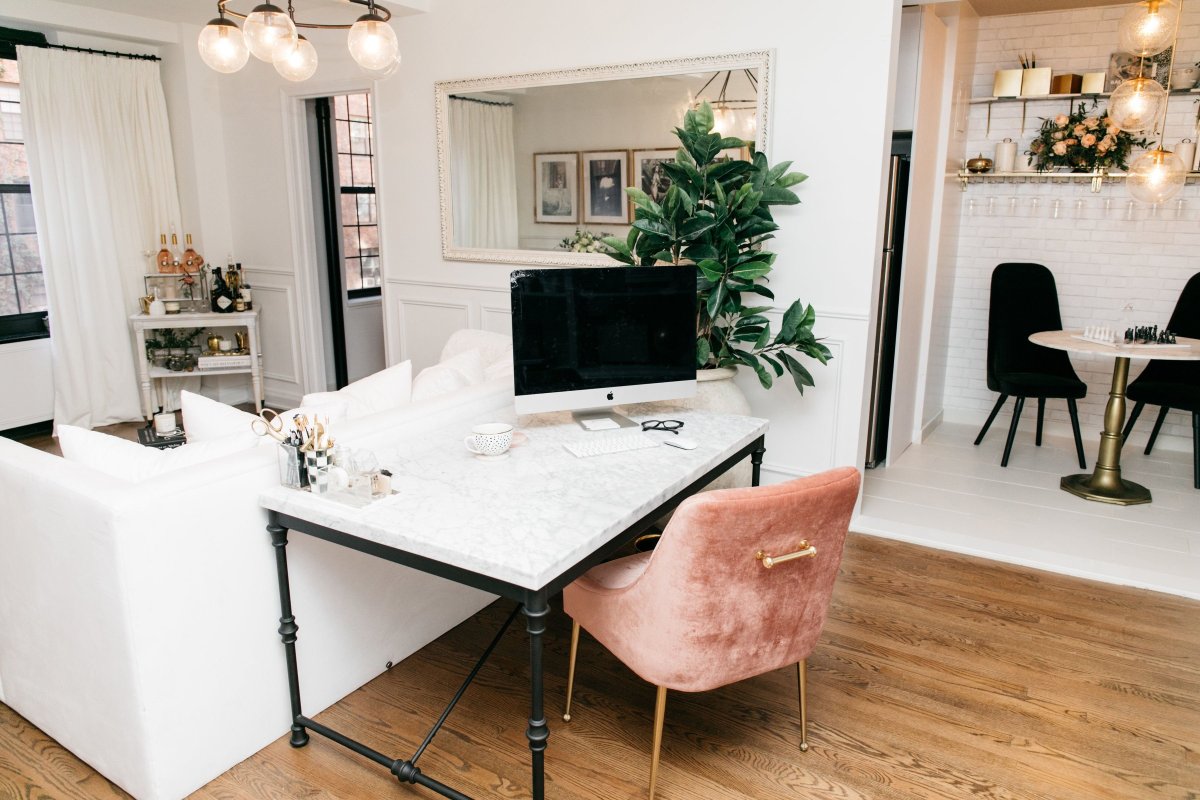 Консоль за диваном