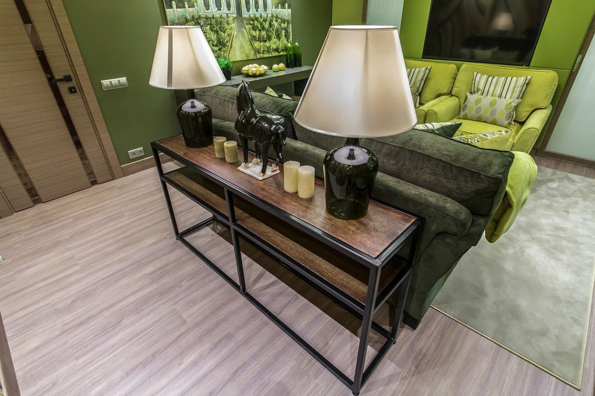 Консольный столик за диваном