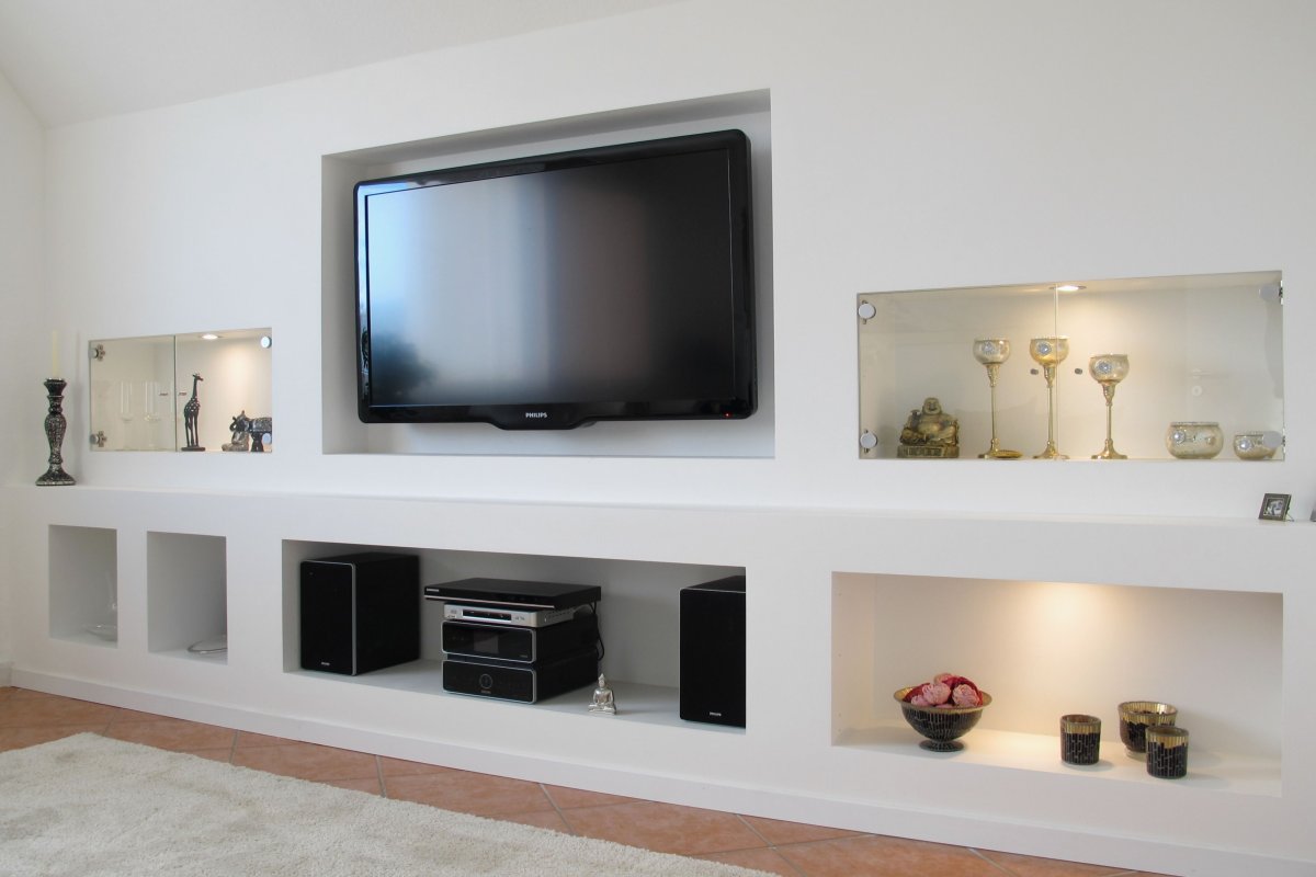 Встроенные полки под телевизор