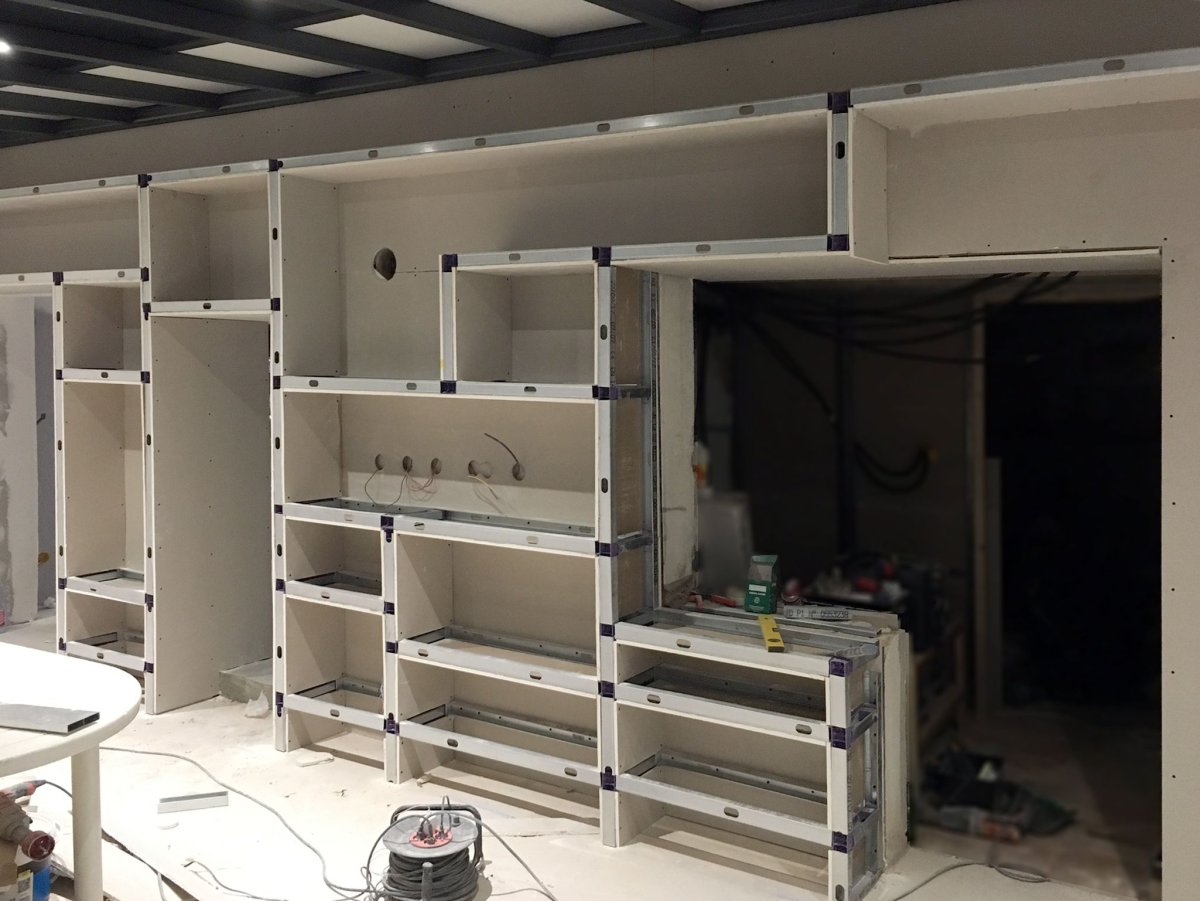 Конструкции из гипсокартона около окна