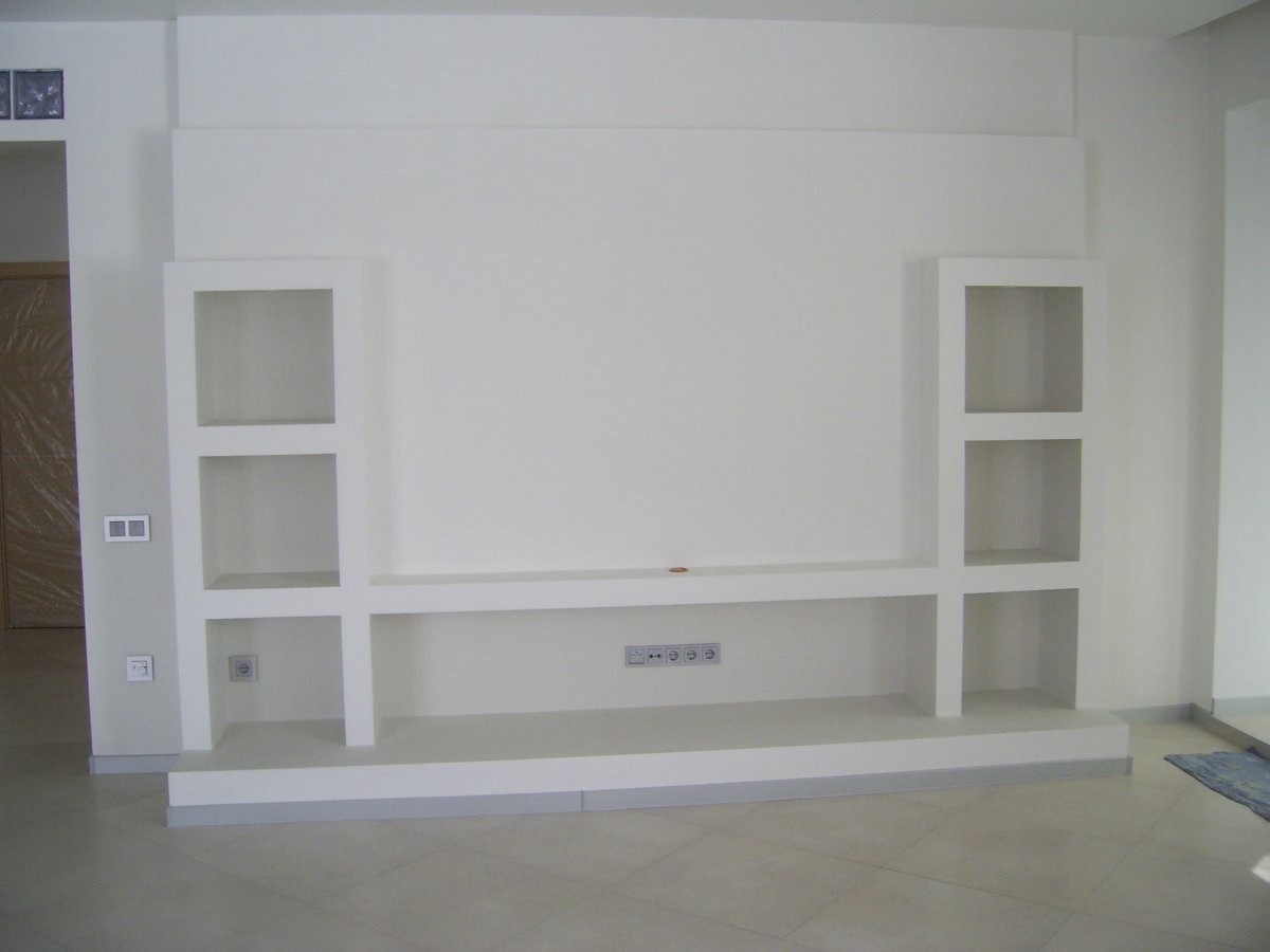 Полки из гипсокартона в гостиной