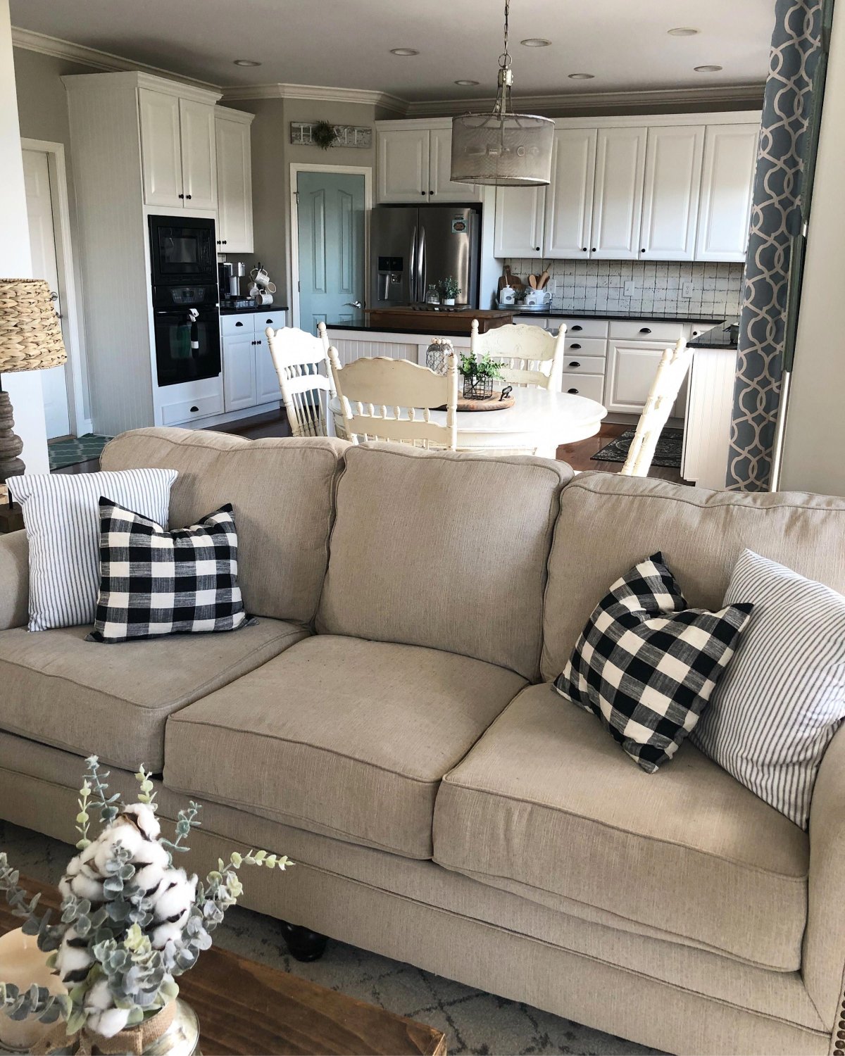 Кухня гостиная с угловым диваном