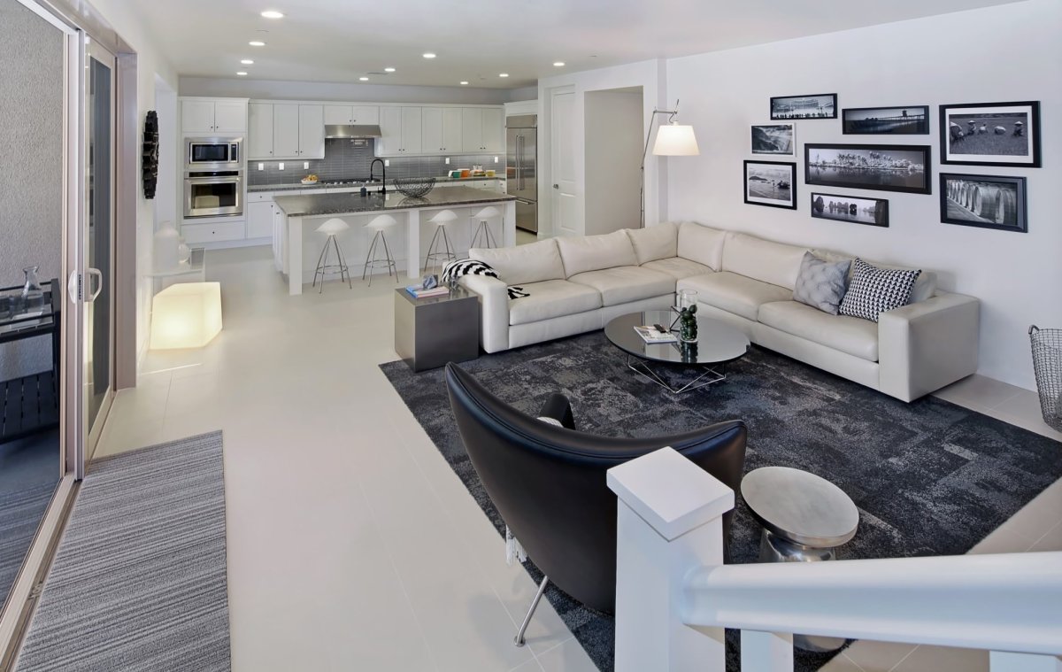 Гостиная диван посередине комнаты