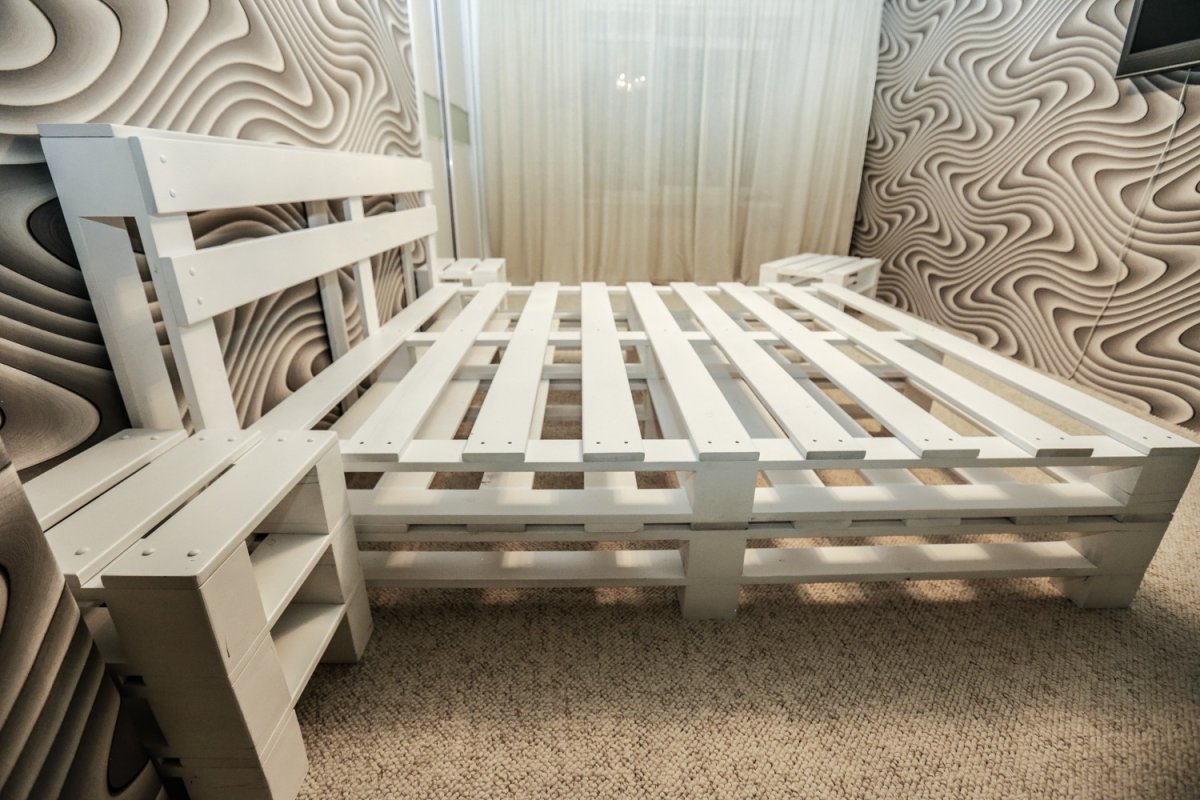 Кровать из поддонов в студии