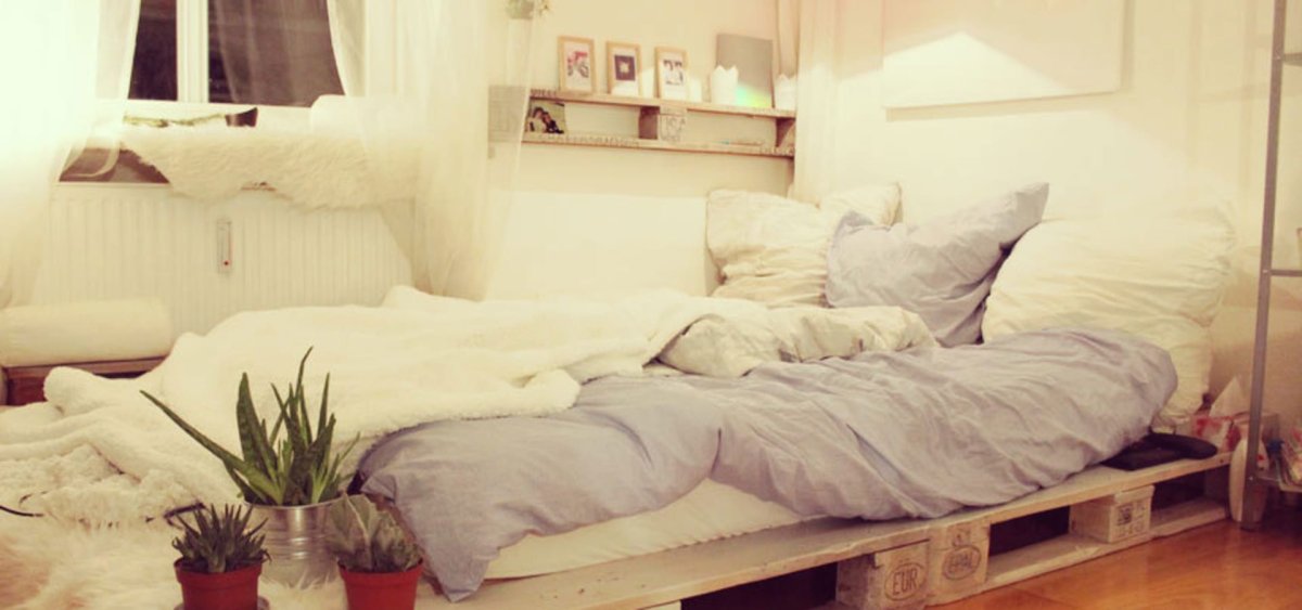 Кровать возле окна на паллетах