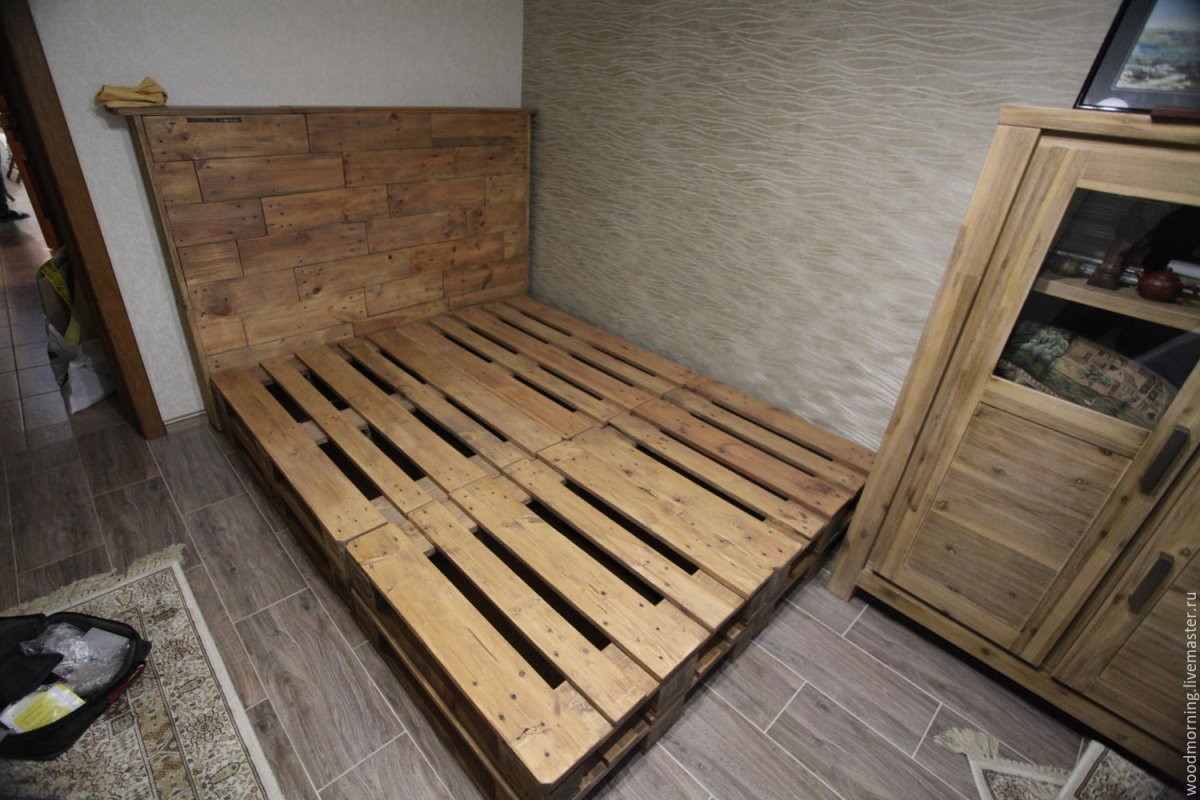 Кровать из паллетов в стиле лофт