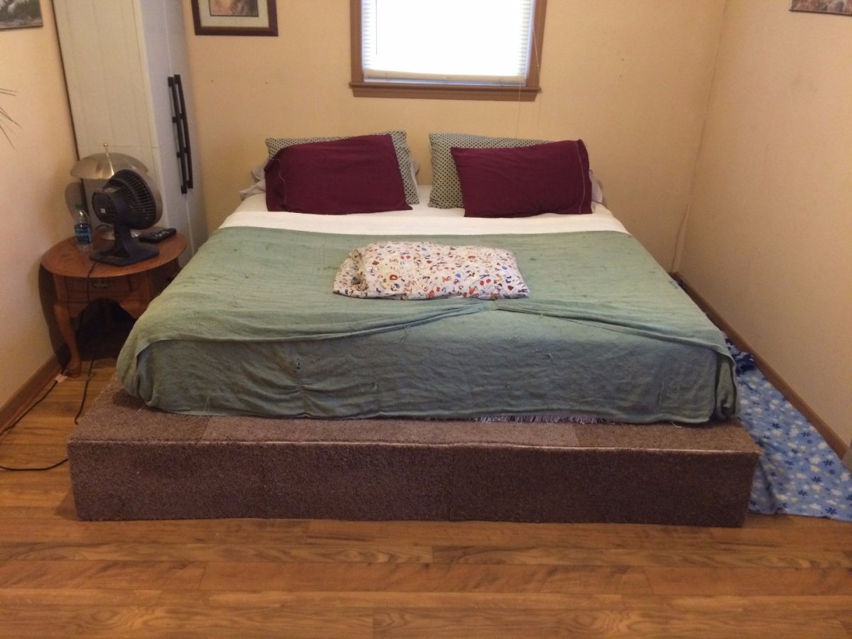 Кровать подиум из паллетов