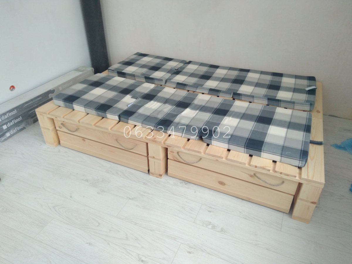Кровать изьпалет с ящиками