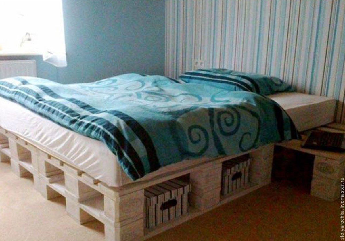 Кровать из подручных