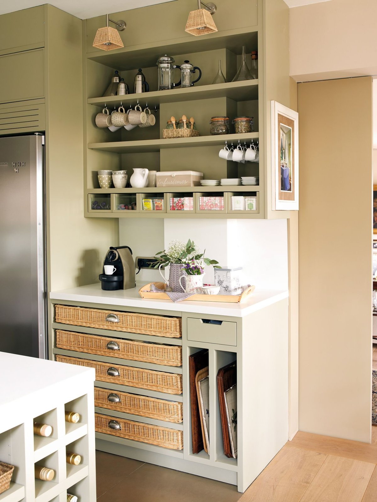 Небольшой стеллаж на кухню