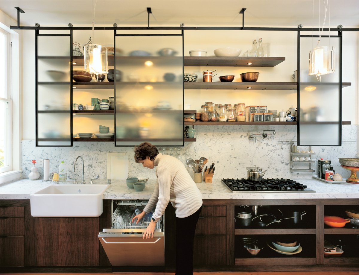 Кухня с открытыми полками