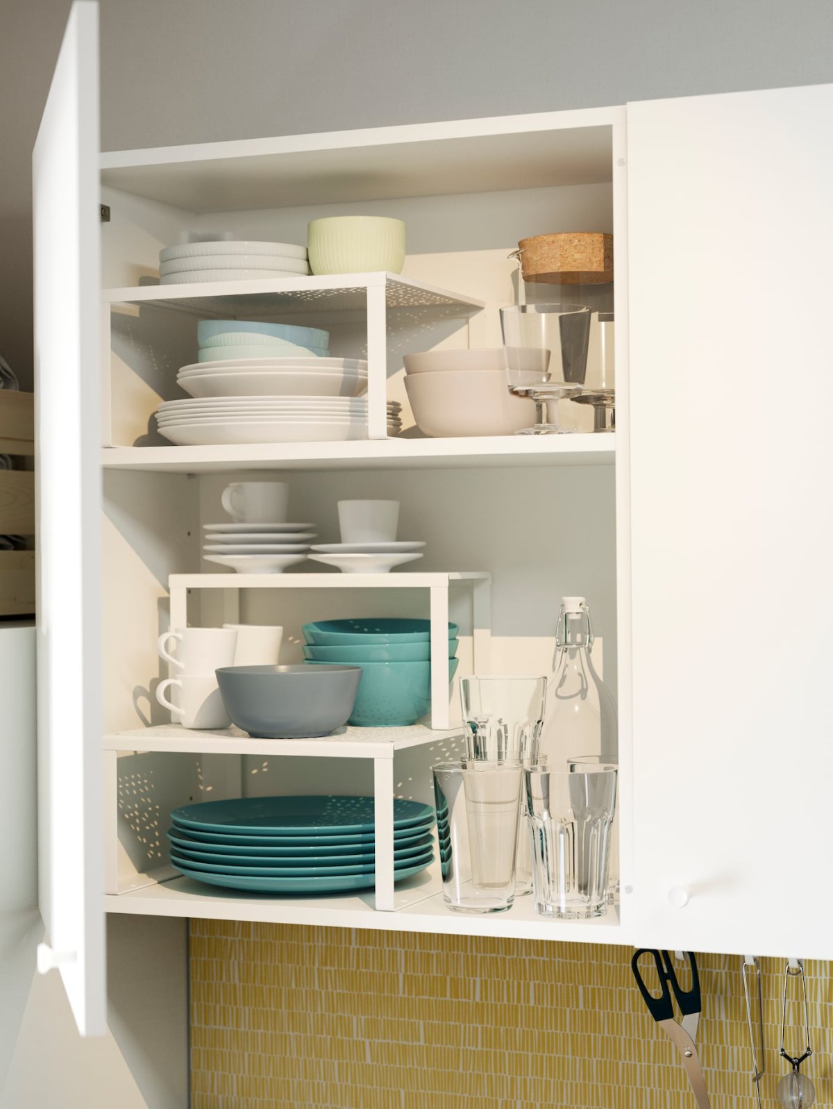 Открытые кухонные полки