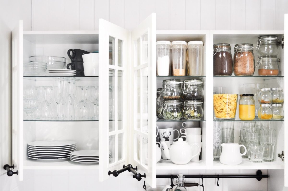 Стиль кухни с деревянными полочками на стене