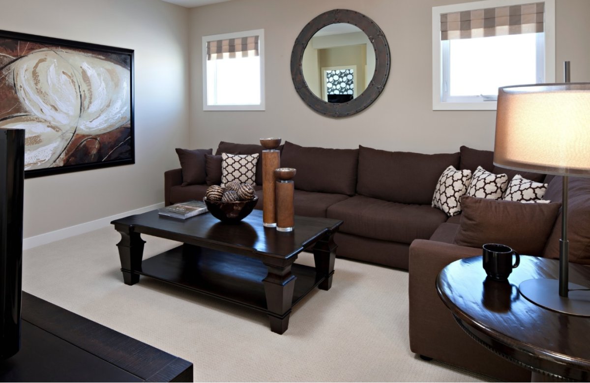 Коричневый диван в интерьере