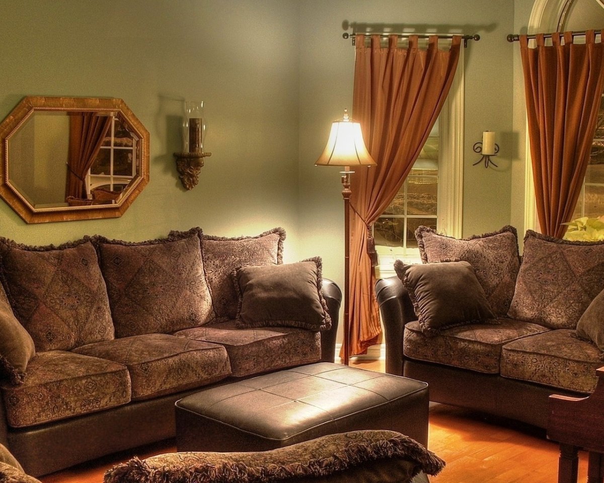 шторы с коричневым диваном в интерьере
