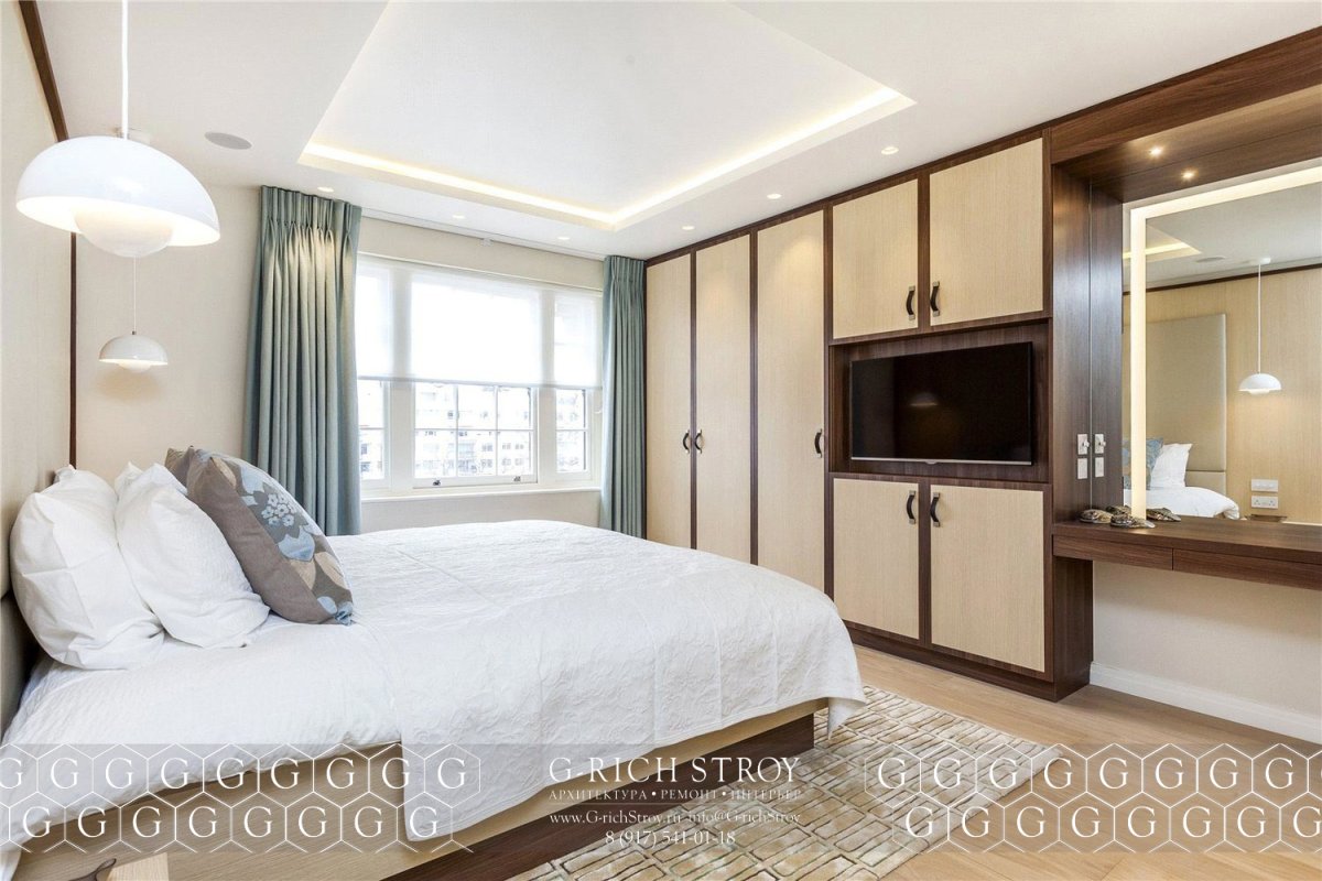 Телевизор на стене в спальне