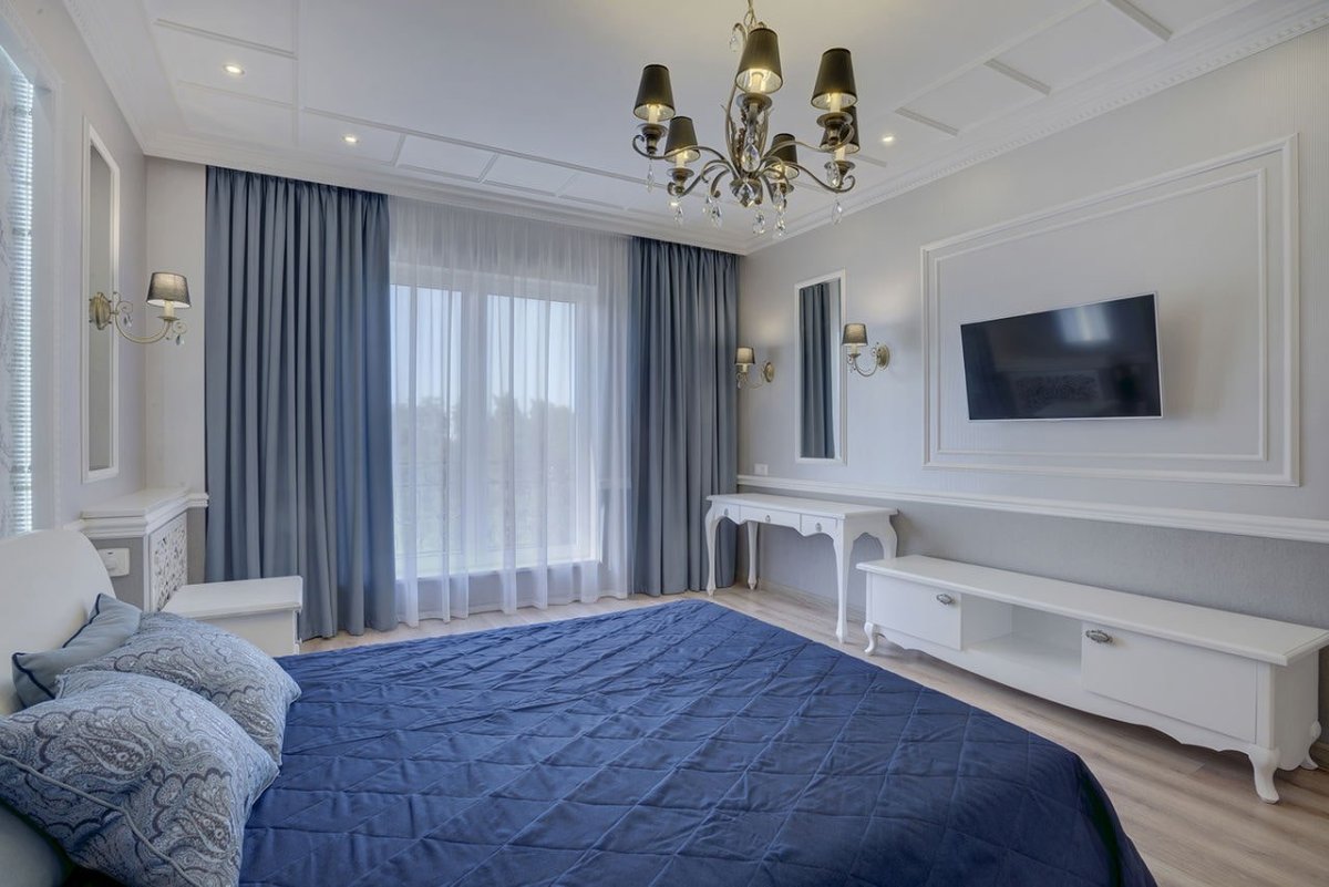 Телевизор напротив кровати в спальне