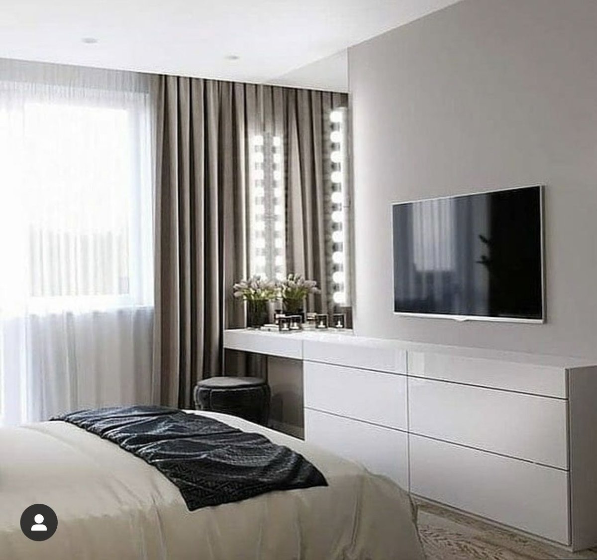 Телевизор в спальне