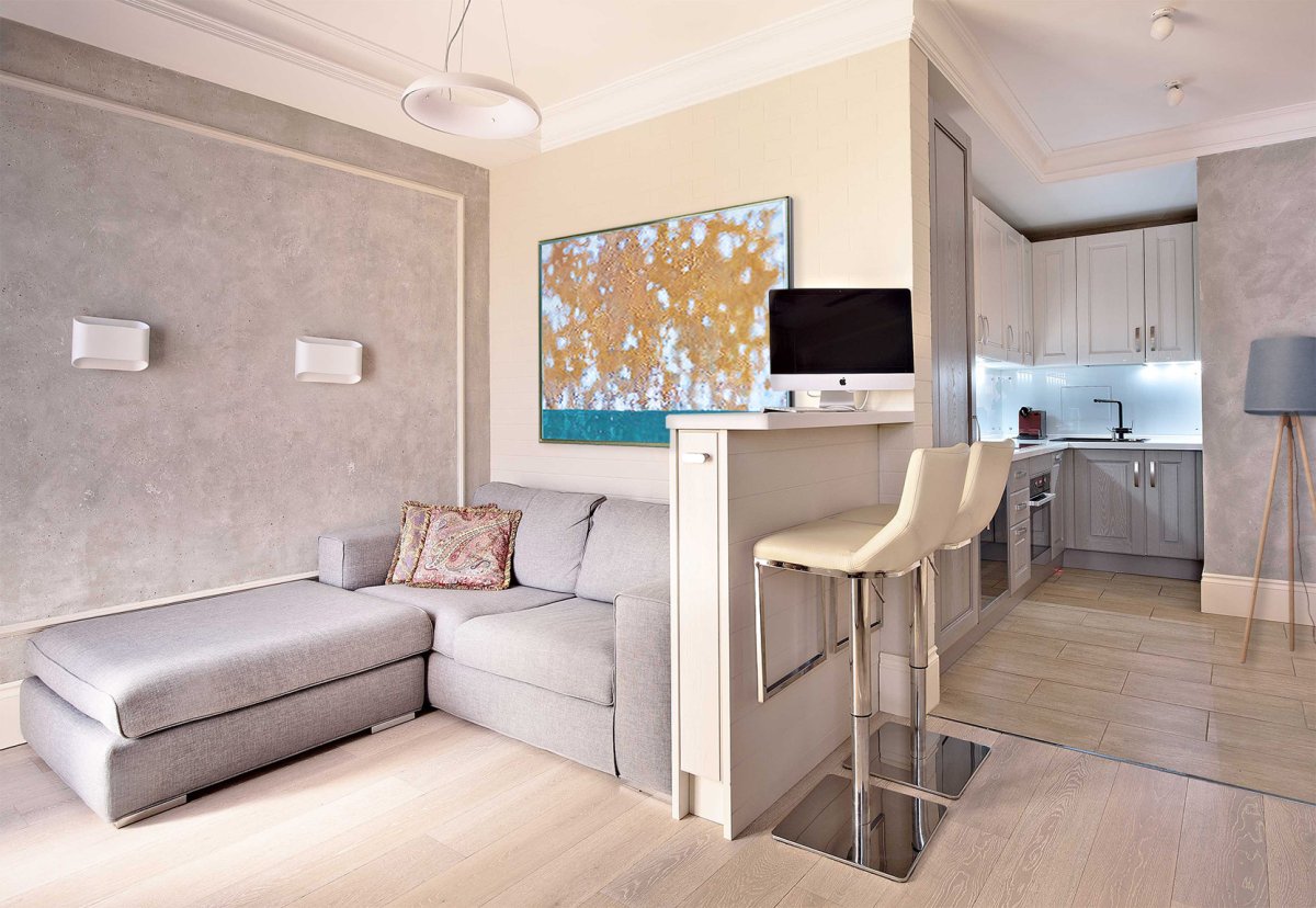 Барная стойка у дивана в гостиной