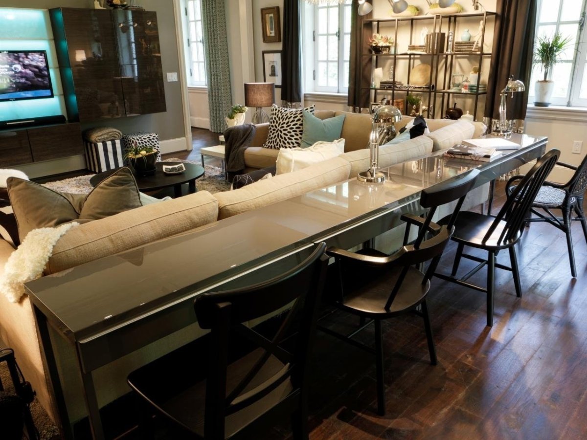 Барная стойка за диваном