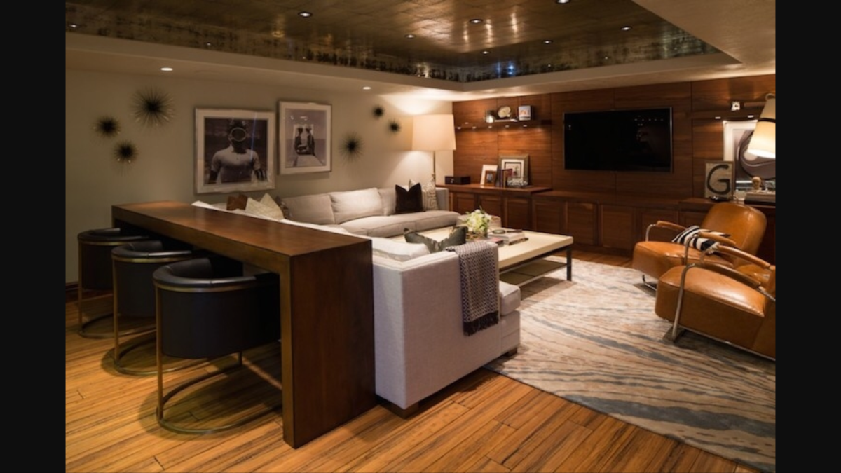 Барная стойка за диваном в гостиной