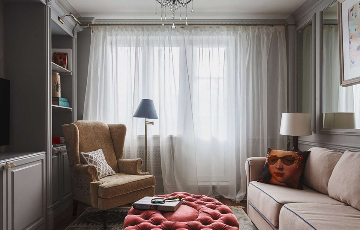 Гостиная с диваном по середине