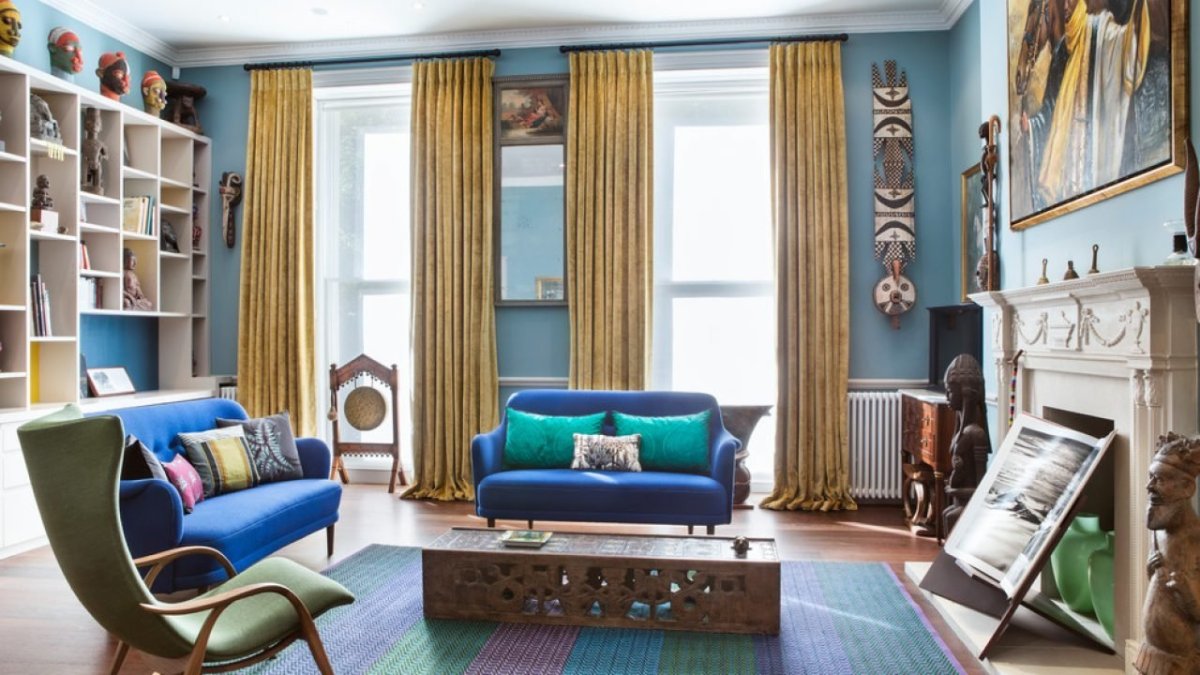 Синие шторы в интерьере гостиной