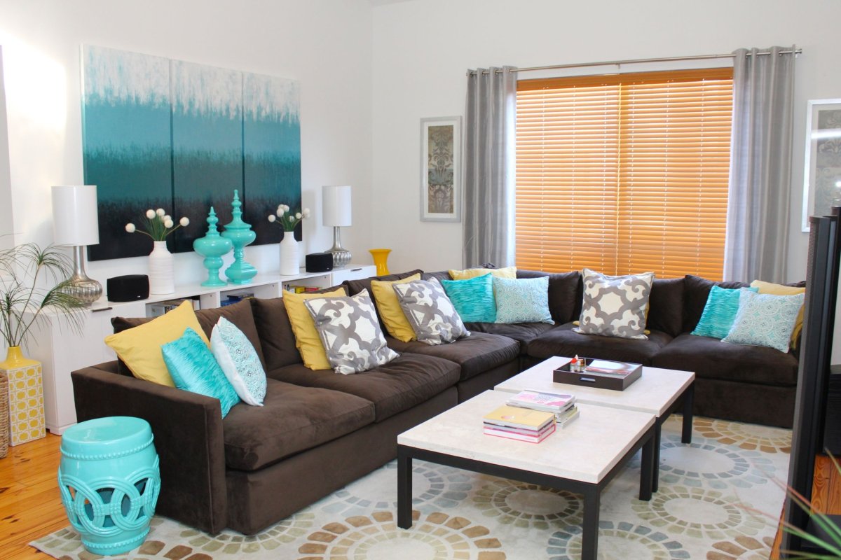 Коричневый диван с цветными подушками