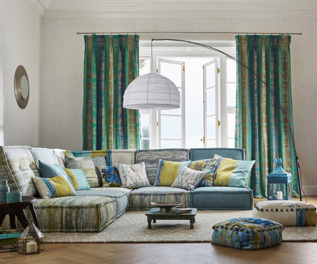 Голубой диван в интерьере гостиной