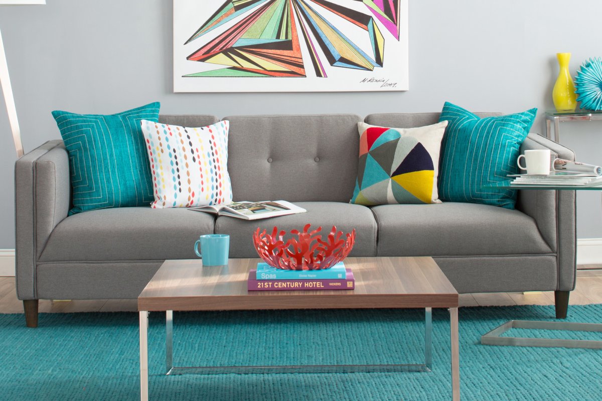 Серый диван с бирюзовыми подушками