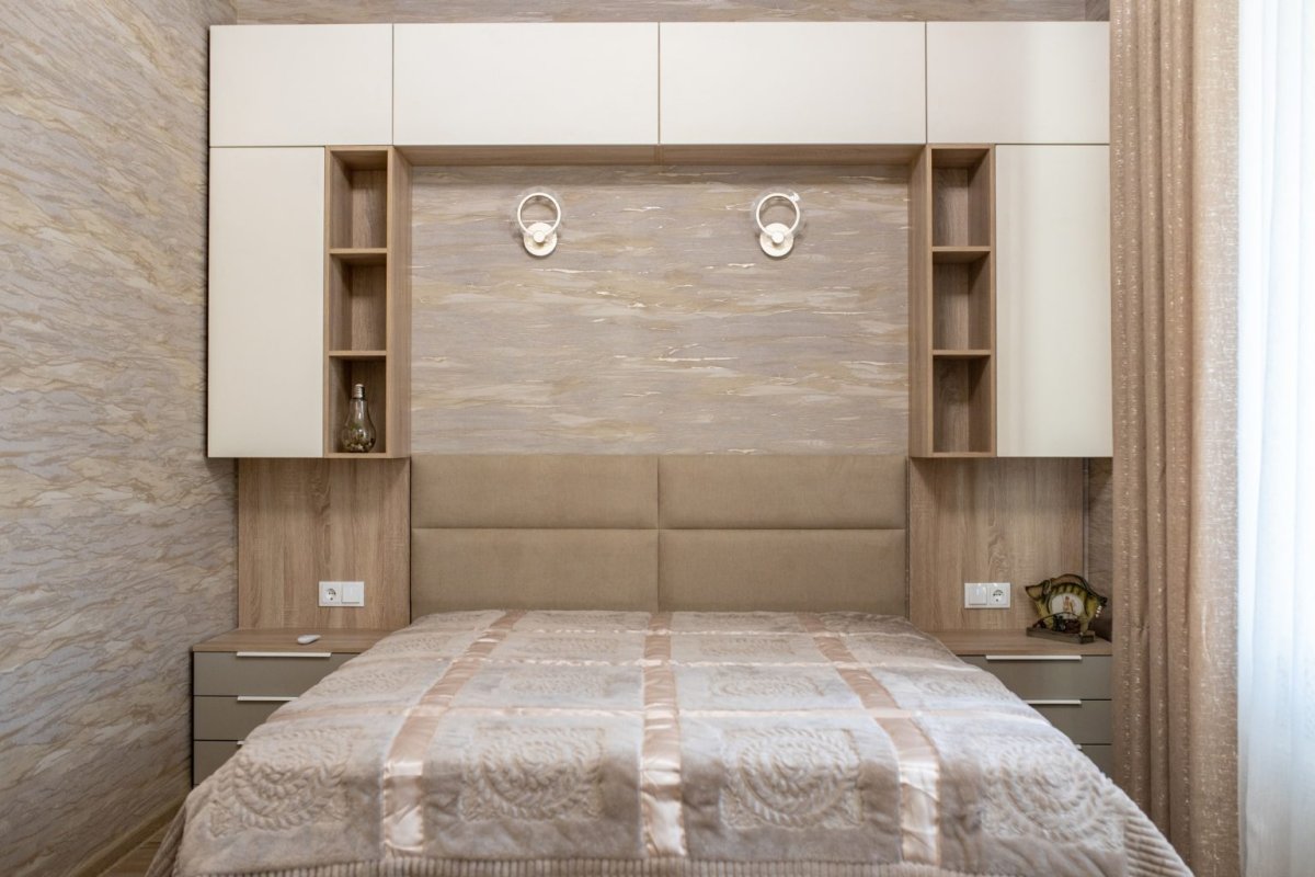 Шкафы в изголовье кровати в спальне трансформеры