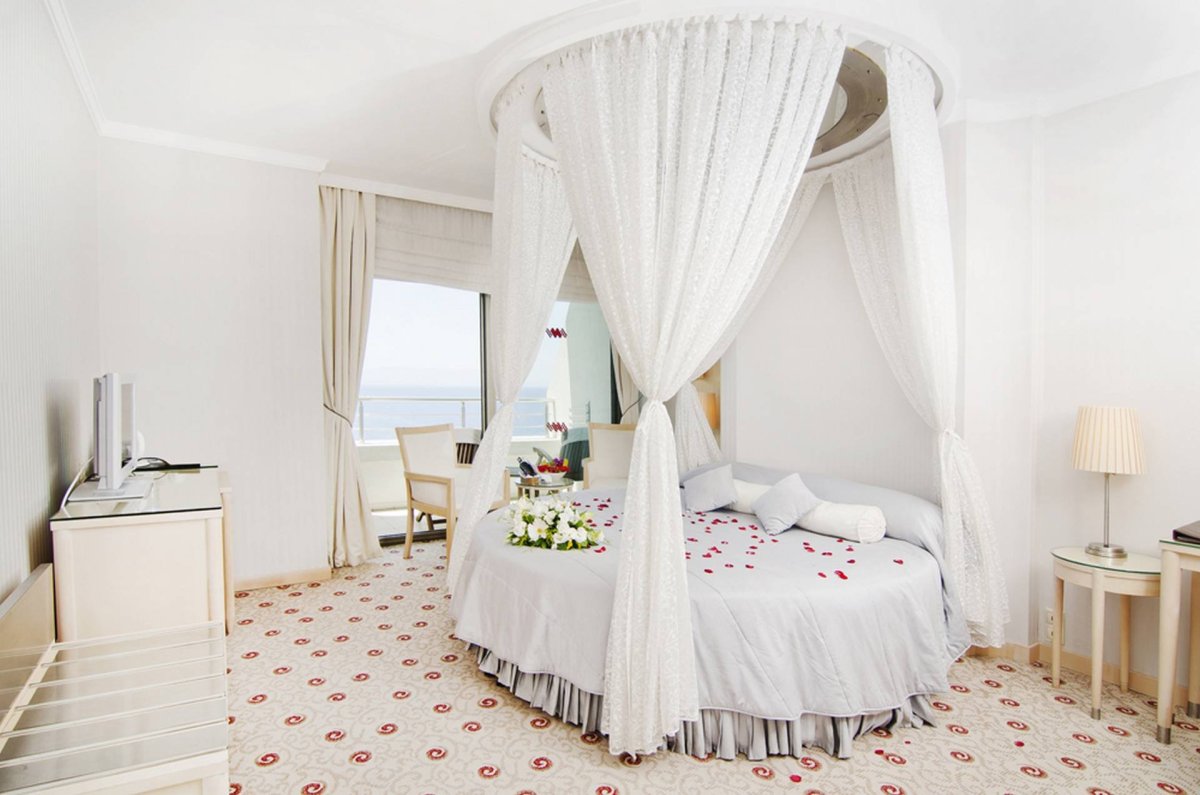 Круглая кровать в интерьере