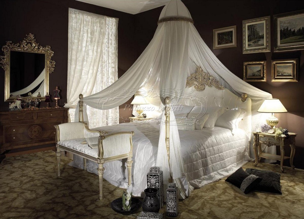 Светлая спальня с балдахином в квартире