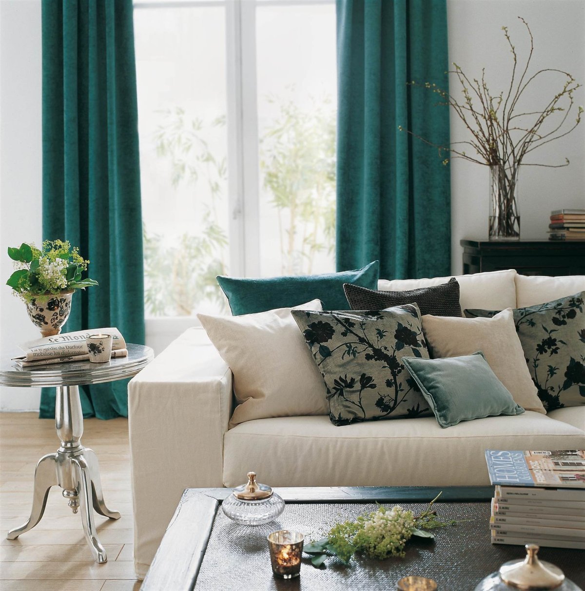 Бирюзовые шторы в гостиной