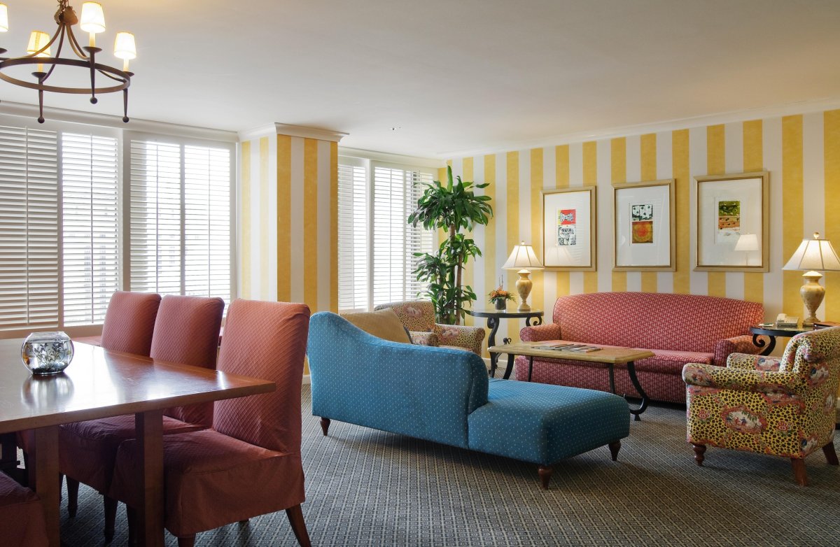 Гостиная с горизонтальными полосами