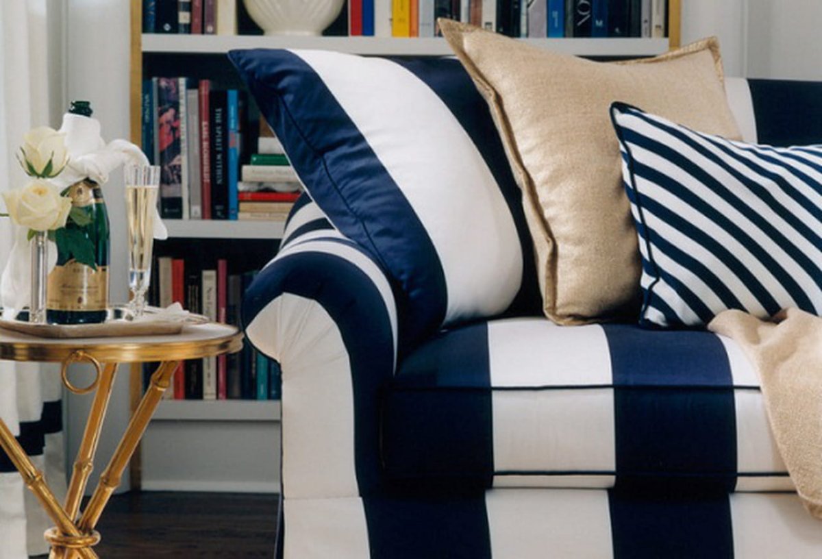 Диван с полосатой обивкой