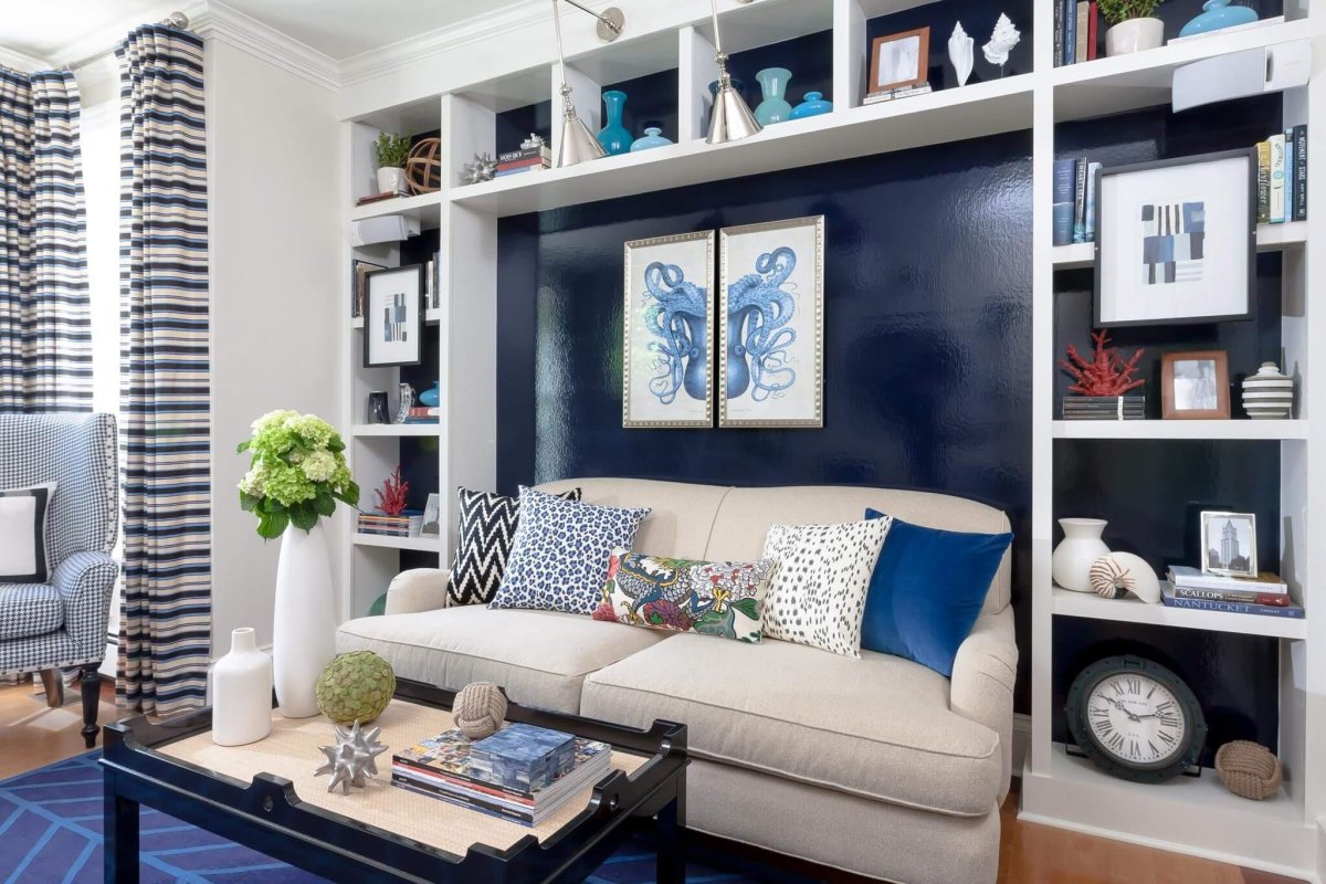 Стеллаж за диваном в гостиной