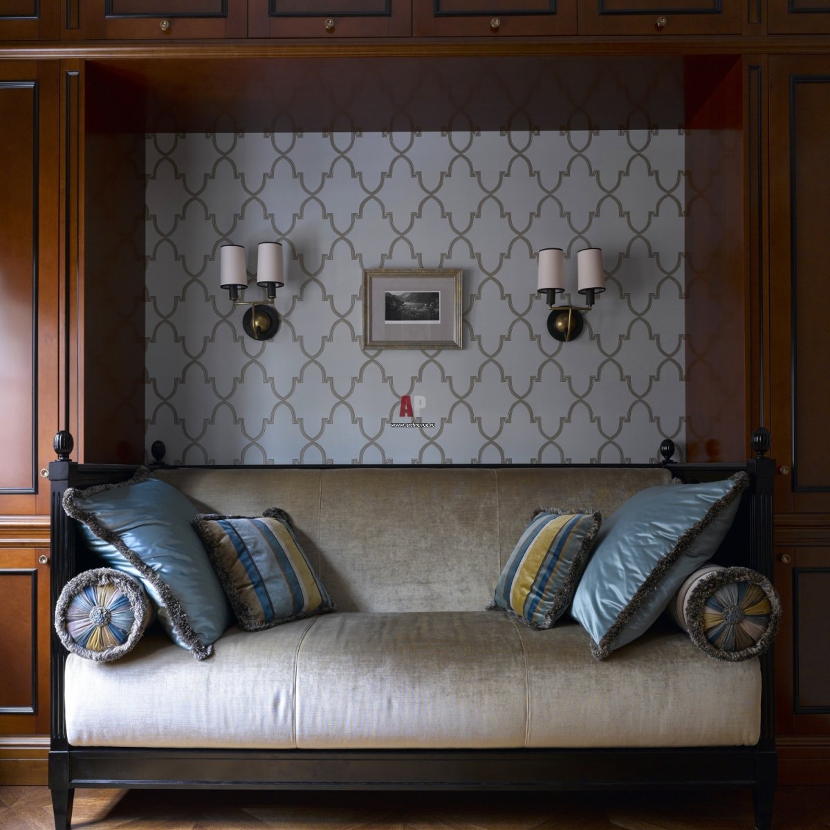 Диван между шкафами в интерьере