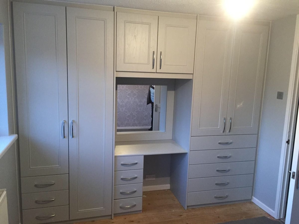 Шкаф купе стуалетным столикам